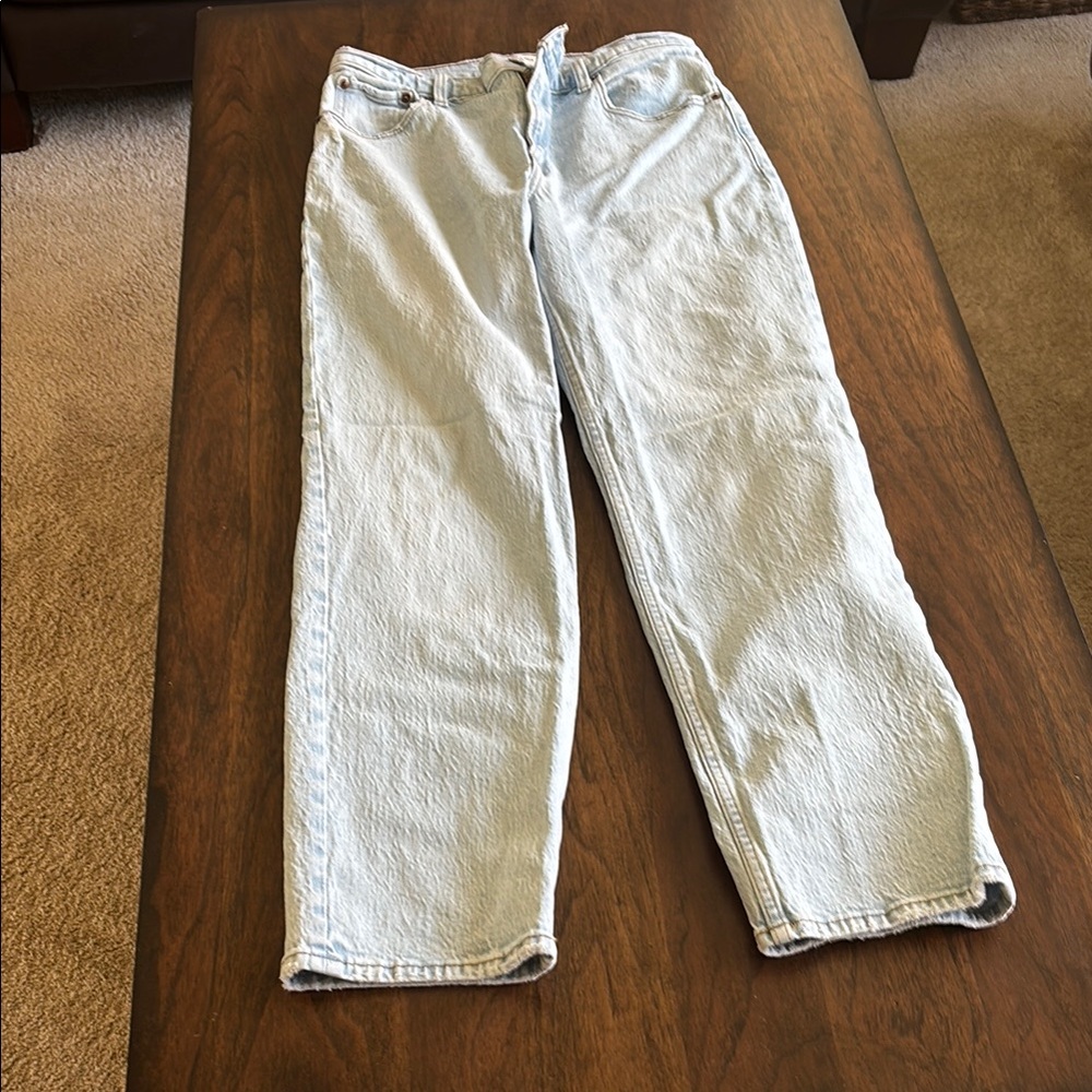 Light-Colored Relaxed Jeans with Straight Leg Cut